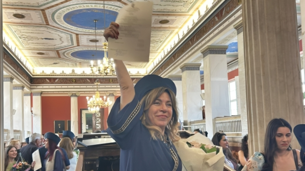 Δήμητρα Παπαδοπούλου: Πήρε πτυχίο Αγγλικής Φιλολογίας και συγκίνησε με την αφιέρωσή της