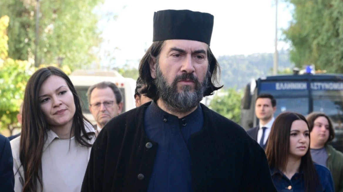 «Κεκλεισμένων των θυρών ξεκίνησε η δίκη του πατρός Αντωνίου για ασέλγεια σε βάρος πρώην τροφίμων της Κιβωτού του Κόσμου»