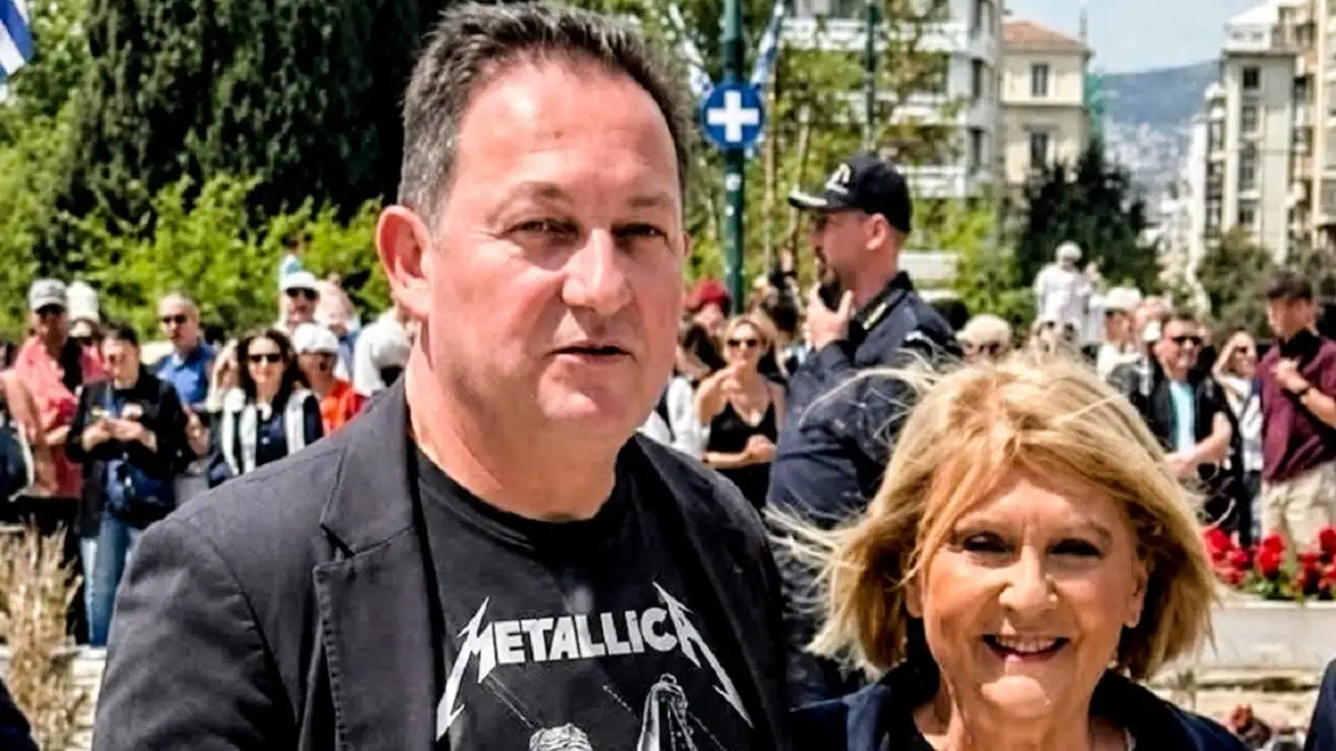 Στο ΟΑΚΑ με φανέλες των Metallica ο Στέλιος Πέτσας και η Σοφία Βούλτεψη – Οι επώνυμοι που βρέθηκαν στη συναυλία