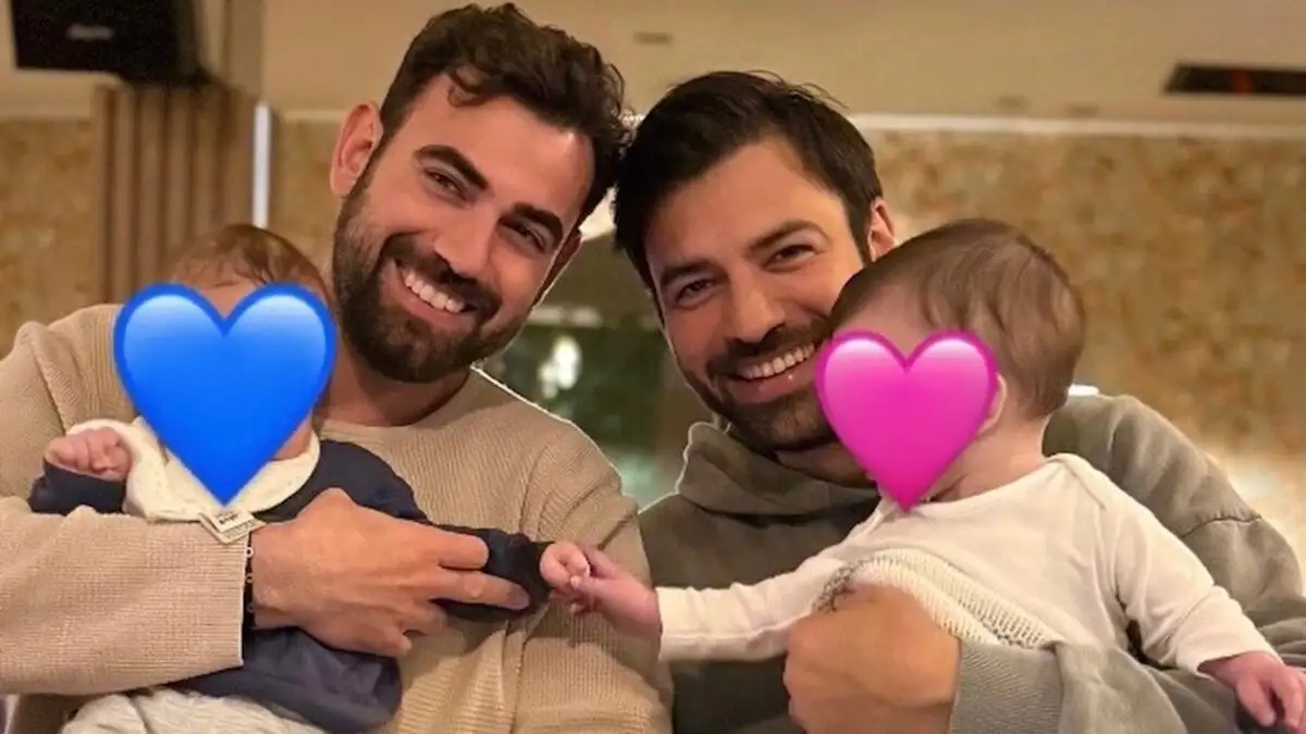 Αντρέας Γεωργίου και Νίκος Πολυδερόπουλος: Ποζάρουν μαζί κρατώντας στην αγκαλιά τα μωρά τους