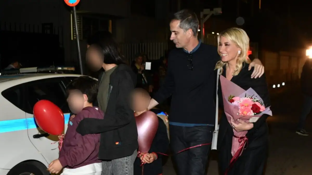 Σία Κοσιώνη: Η έκπληξη του Κώστα Μπακογιάννη και των παιδιών τους μετά το τελευταίο δελτίο στον ΣΚΑΪ