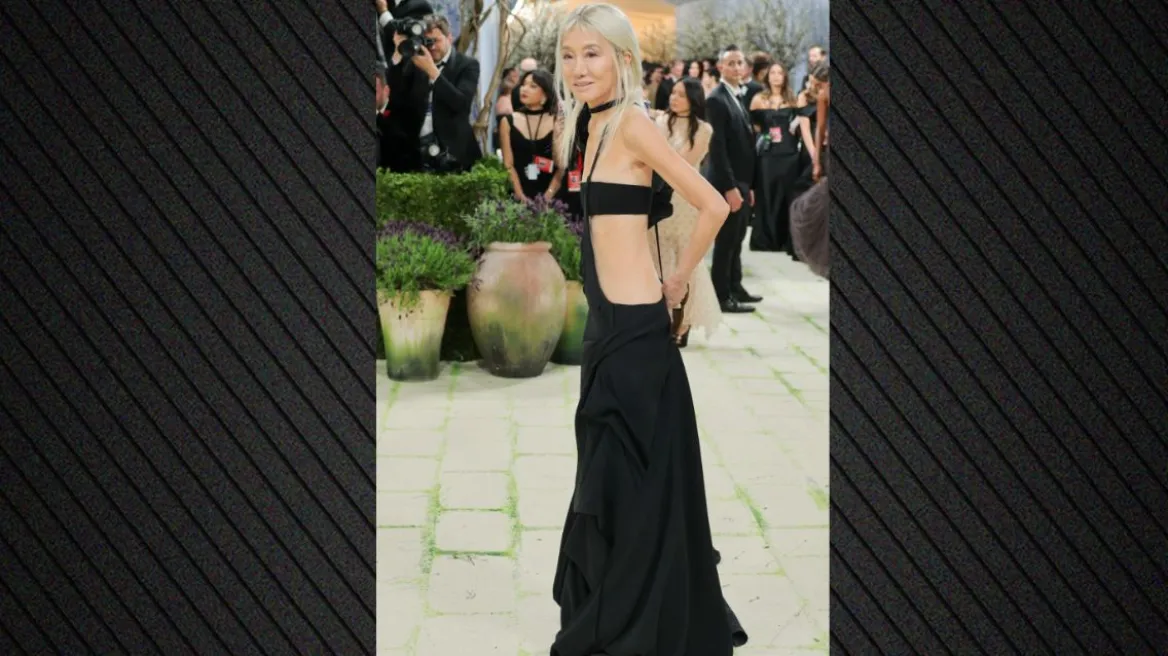 Βέρα Γουάνγκ: Εντυπωσίασε στο Met Gala με τολμηρό look στα 76 της