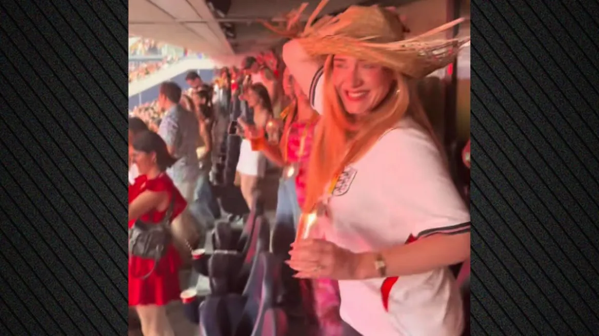 Η Adele ξεσήκωσε το κοινό σε συναυλία του Bad Bunny στο Λονδίνο – Χόρεψε φορώντας καπέλο θαυμαστή