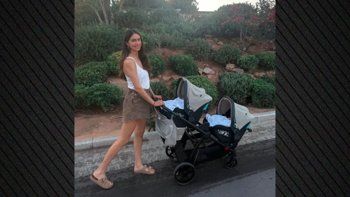 Η Άννα Πρέλεβιτς μπέρδεψε τις δίδυμες κόρες της: Χρειάστηκε να ψάξω τις φωτογραφίες που είχα στείλει στη γιαγιά τους για να θυμηθώ ποια φορούσε τι