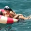 Dua Lipa και Callum Turner συνεχίζουν το ταξίδι του μέλιτος στην Ιταλία – Ρομαντικές στιγμές στη θάλασσα