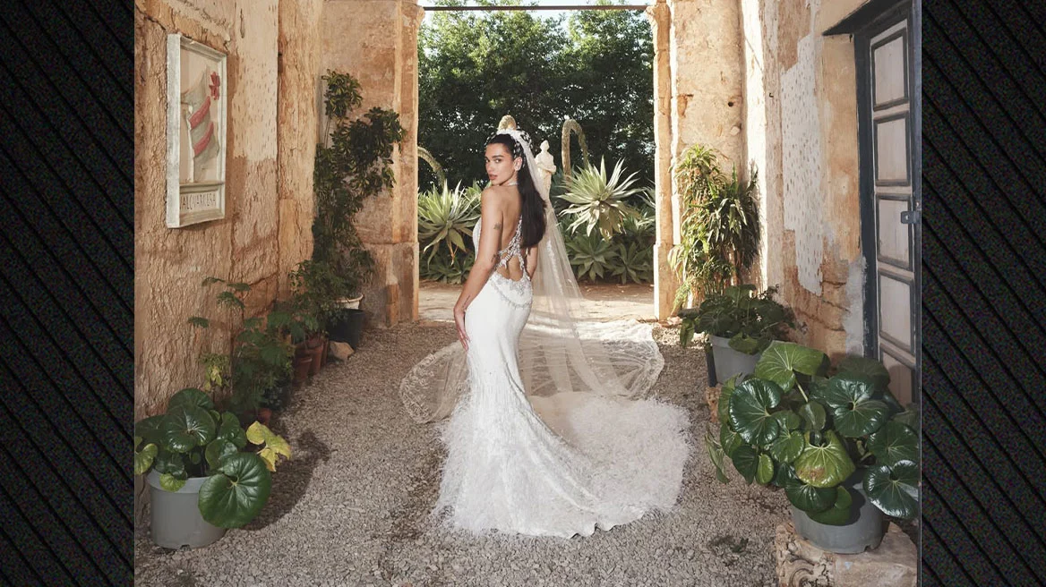 Dua Lipa: Οι πρώτες εικόνες από τον γάμο της – Haute couture νυφικό Chanel με εντυπωσιακή ουρά