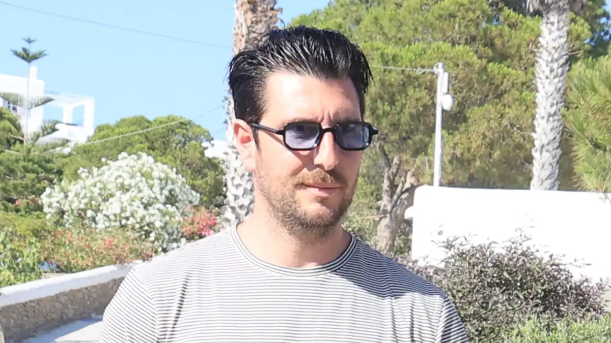 Γιώργος Γεροντιδάκης: Απολαμβάνει τις βουτιές του στην Πάρο με τη Ντορέττα Παπαδημητρίου στο πλευρό του