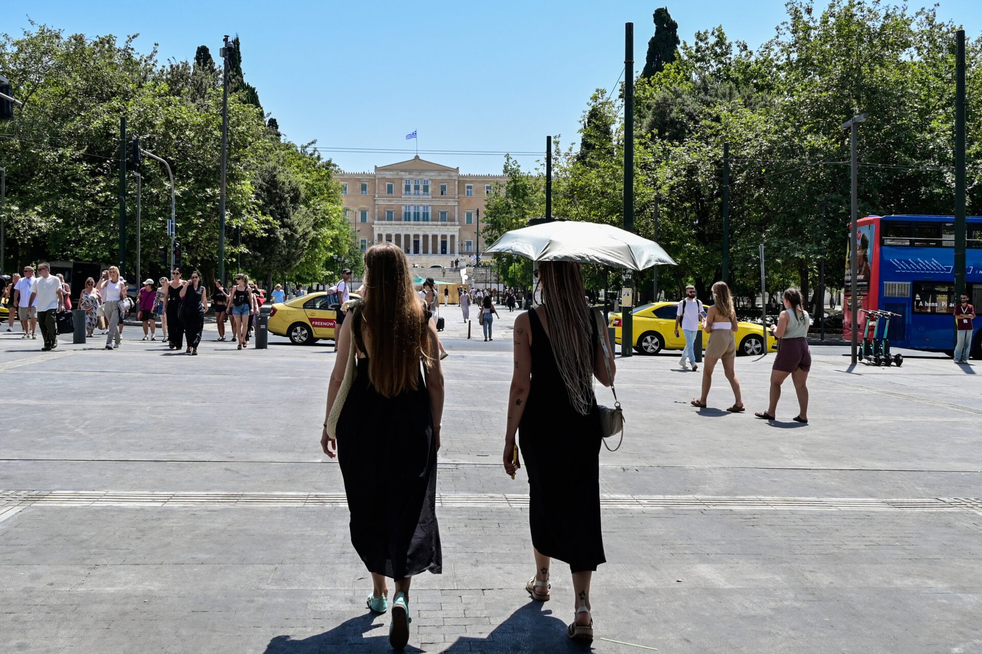 Καιρός: Ζέστη έως 35 βαθμούς σήμερα – Αλλάζει το σκηνικό από την Τετάρτη