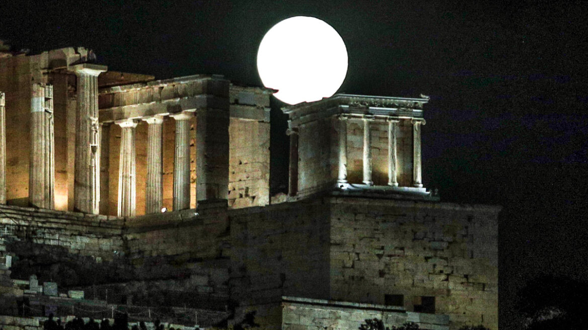 «Φεγγάρι της Φράουλας»: Μαγικές εικόνες από την Αθήνα – Πλήθος κόσμου στο Θησείο για το εντυπωσιακό θέαμα