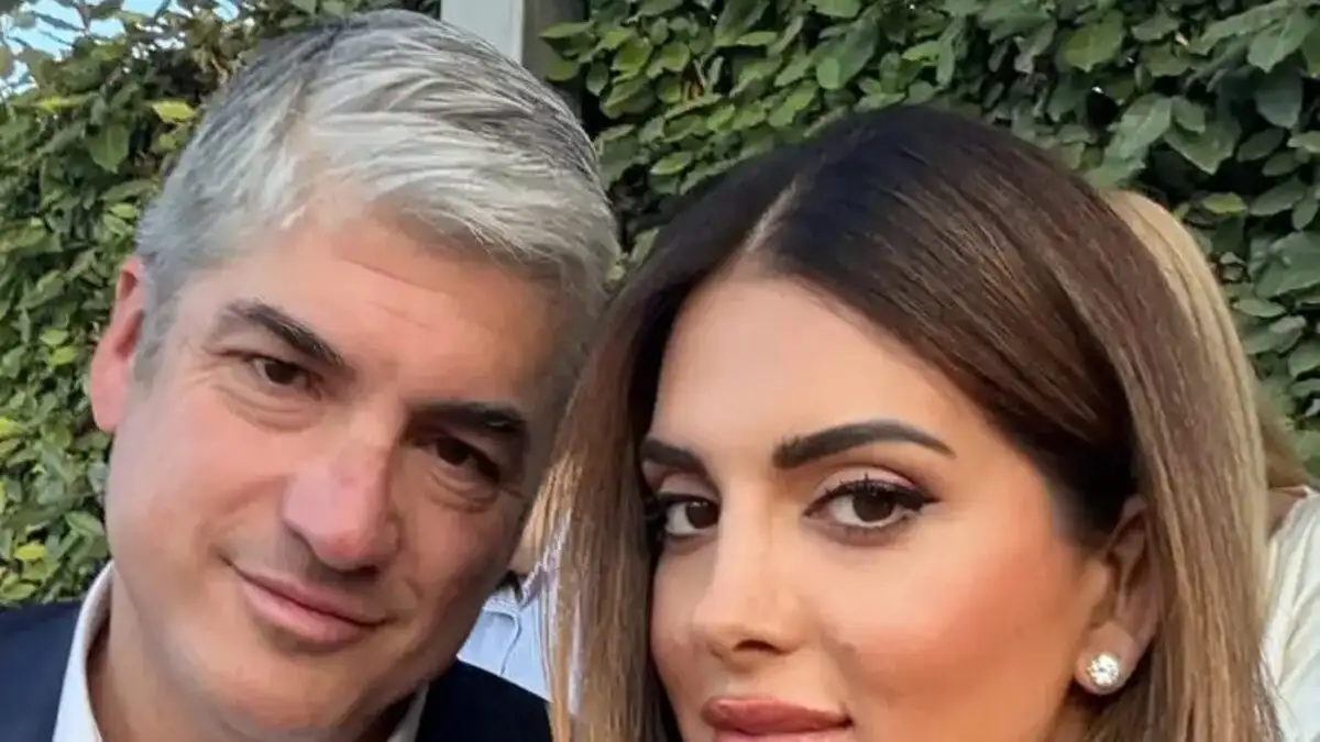 Σταματίνα Τσιμτσιλή και Θέμης Σοφός στην αποφοίτηση της 11χρονης κόρης τους