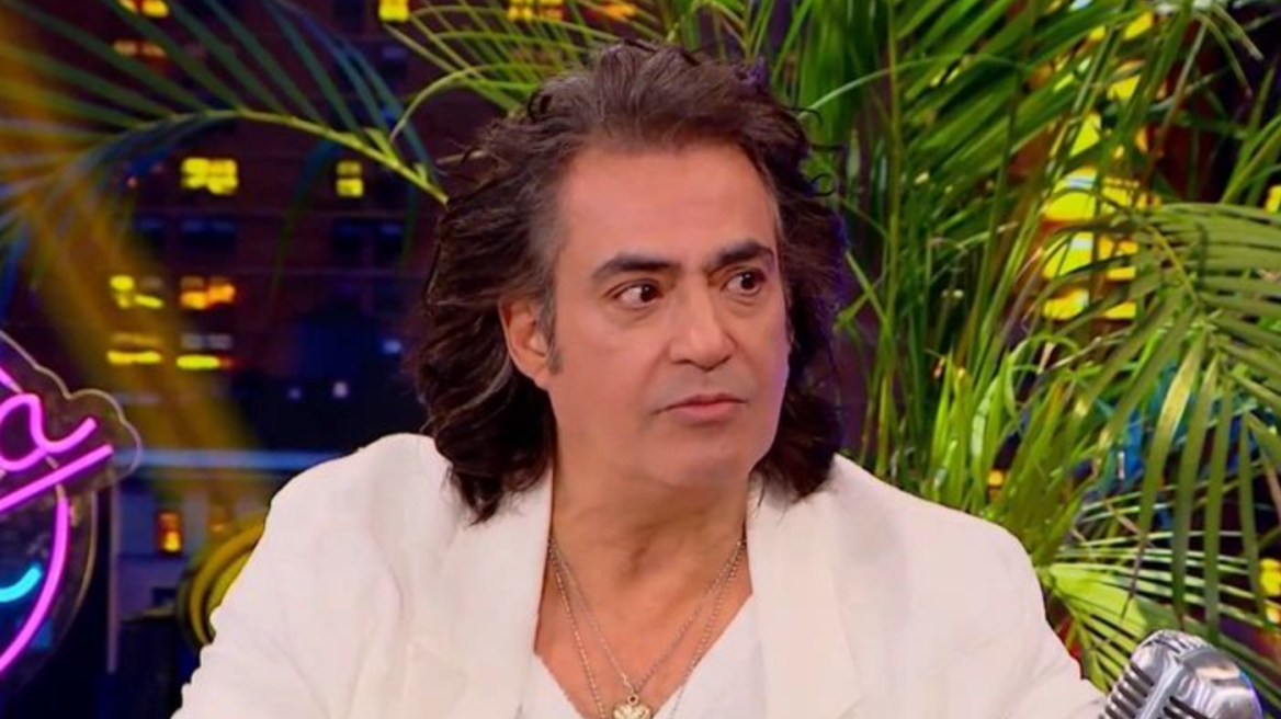 Διονύσης Σχοινάς: Το πρώτο φλερτ με την Καίτη Γαρμπή, το τηλεφώνημα που άλλαξε τη ζωή του και η περιπέτεια που τον έγραψαν οι εφημερίδες