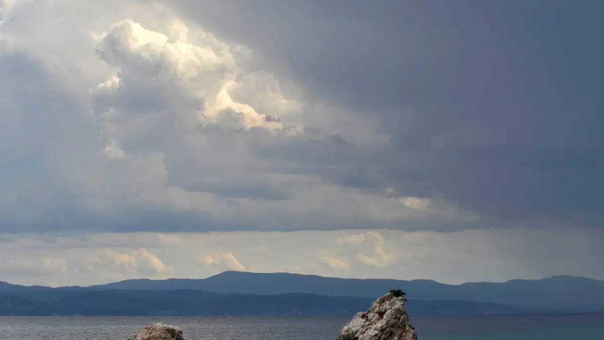 Καιρός: Αστάθεια με βροχές στα ορεινά – Σε μικρή άνοδο η θερμοκρασία