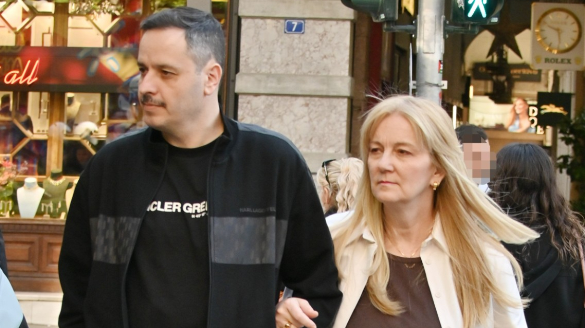 Αλέξανδρος Τσουβέλας και Ευαγγελία Καρύδη: Σπάνια κοινή εμφάνιση στο κέντρο της Αθήνας