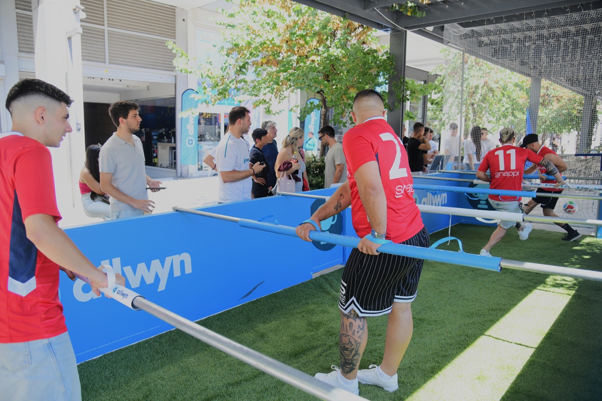 Human Foosball: Το πιο διασκεδαστικό παιχνίδι του καλοκαιριού βρίσκεται στο κατάστημα της Allwyn στο Σύνταγμα - Μοναδικές στιγμές διασκέδασης και instant δώρα με το κλασικό επιτραπέζιο ποδοσφαιράκι σε πραγματικό μέγεθος