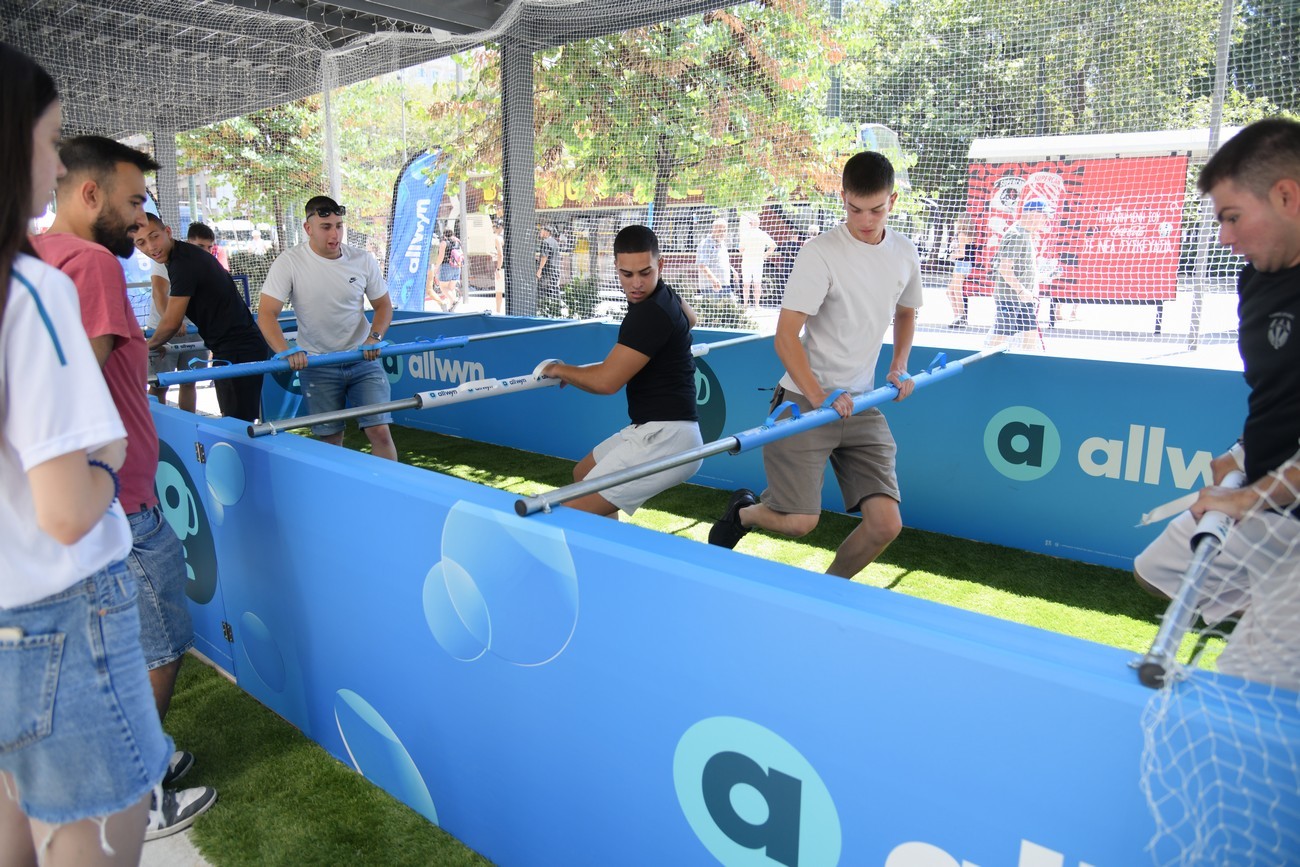 Human Foosball: Το πιο διασκεδαστικό παιχνίδι του καλοκαιριού βρίσκεται στο κατάστημα της Allwyn στο Σύνταγμα - Μοναδικές στιγμές διασκέδασης και instant δώρα με το κλασικό επιτραπέζιο ποδοσφαιράκι σε πραγματικό μέγεθος