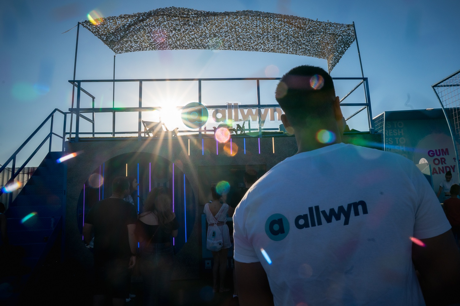 Τι θα κερνούσαν οι Έλληνες fans τους Pet Shop Boys; Η Allwyn έχει την απάντηση (vid.)