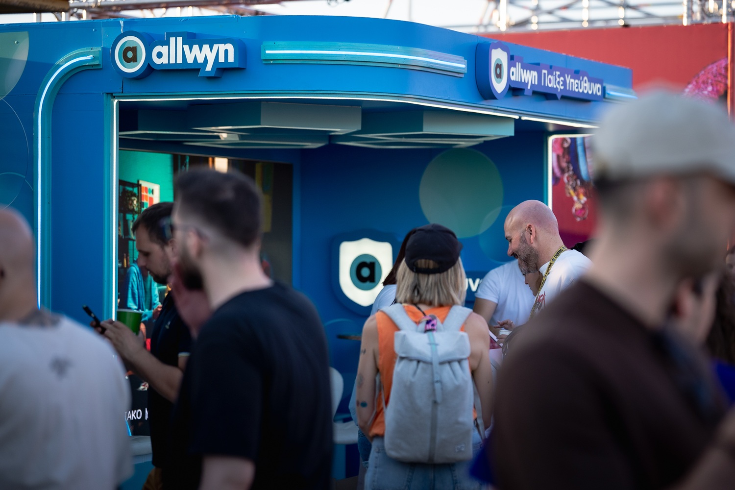 Τι θα κερνούσαν οι Έλληνες fans τους Pet Shop Boys; Η Allwyn έχει την απάντηση (vid.)