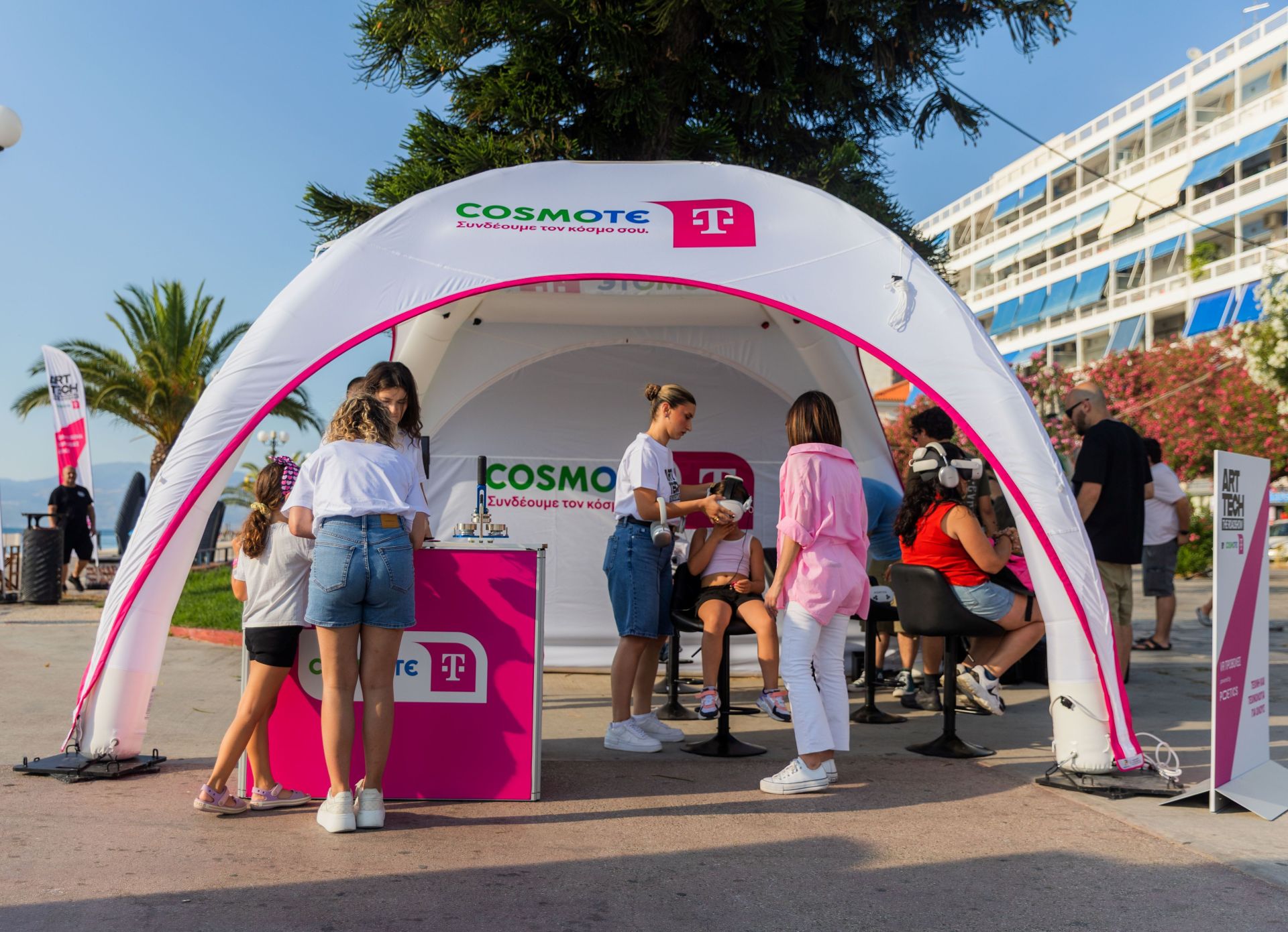 COSMOTE TELEKOM ART/ TECH - The Roadshow: Ψυχαγωγία, τέχνη και τεχνολογία για όλους σε 16 πόλεις και νησιά της Ελλάδας COSMOTE TELEKOM ART/ TECH - The Roadshow: Ψυχαγωγία, τέχνη και τεχνολογία για όλους σε 16 πόλεις και νησιά της Ελλάδας