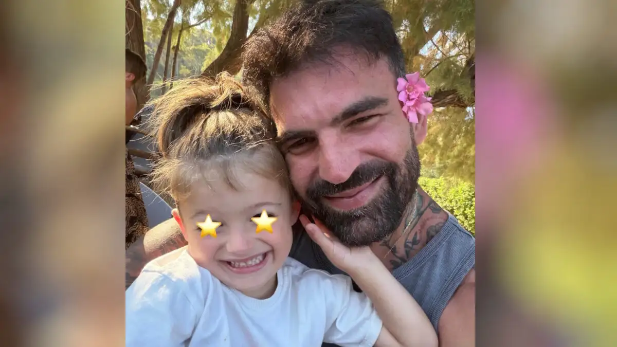 Δημήτρης Αλεξάνδρου: Ο γιος του Πάρης τραγουδά και παίζει κιθάρα – Το τρυφερό «ντουέτο με τη Ρία» Δημήτρης Αλεξάνδρου: Ο γιος του Πάρης τραγουδά και παίζει κιθάρα – Το τρυφερό «ντουέτο με τη Ρία»