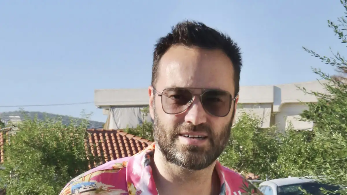 Ο Κώστας Φραγκολιάς έβαψε τα μαλλιά του ξανθά και δεν πέρασε απαρατήρητος στα Ματογιάννια της Μυκόνου