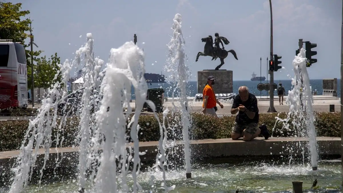 Καιρός: Με υψηλές θερμοκρασίες και ισχυρούς ανέμους ο καιρός σήμερα – Έως 35°C στην Αττική