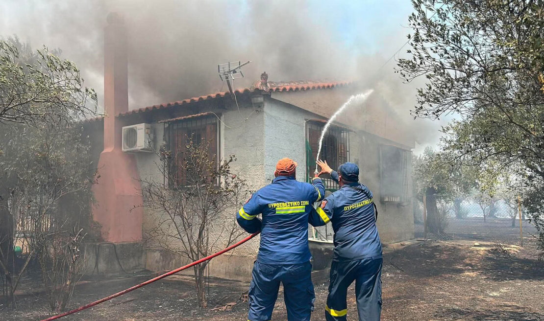 Πύρινος εφιάλτης σε Βοιωτία και Αργολίδα: Εκκενώνεται το Πόρτο Γερμενό – Σπίτια παραδόθηκαν στις φλόγες στο Φίχτι