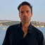 Ο Κωνσταντίνος Αργυρός φωτογραφίζεται με φόντο τον Βόσπορο μετά τις εμφανίσεις του στην Κωνσταντινούπολη