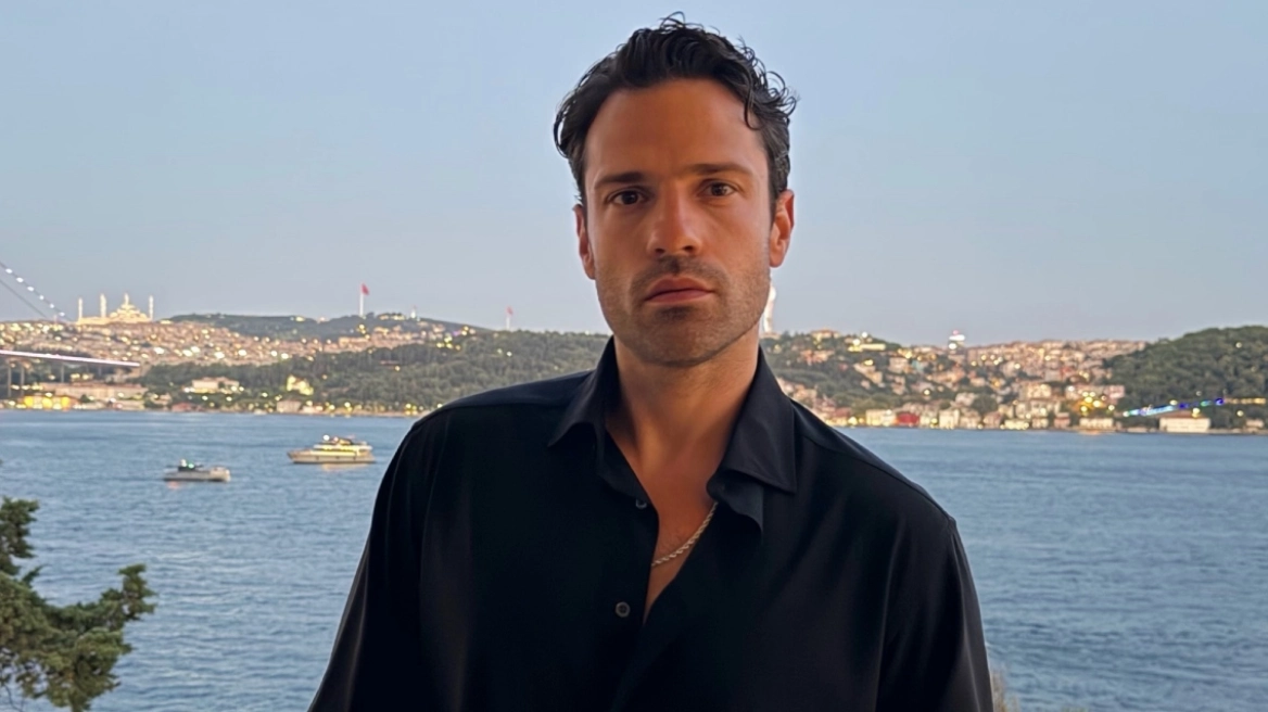 Ο Κωνσταντίνος Αργυρός φωτογραφίζεται με φόντο τον Βόσπορο μετά τις εμφανίσεις του στην Κωνσταντινούπολη