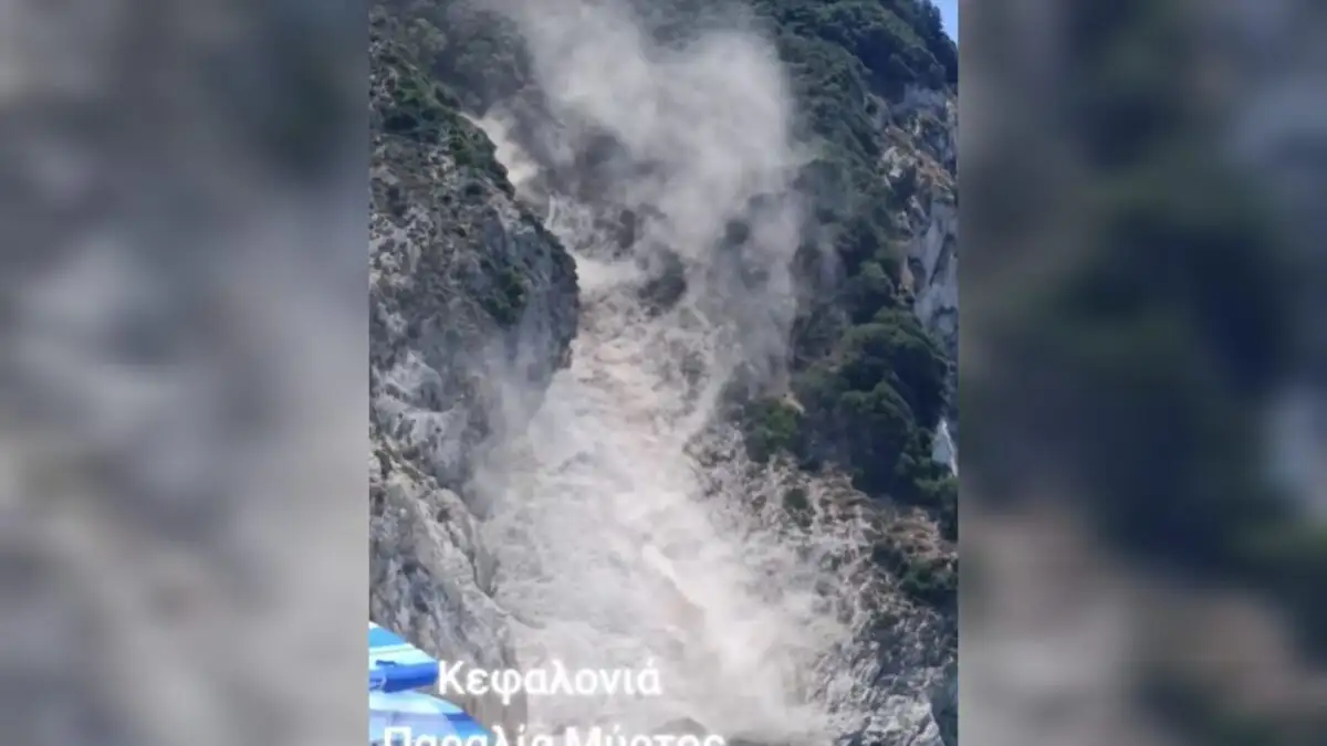Κεφαλονιά: Κατολίσθηση στον Μύρτο – Βράχια και χώματα έπεσαν στην παραλία