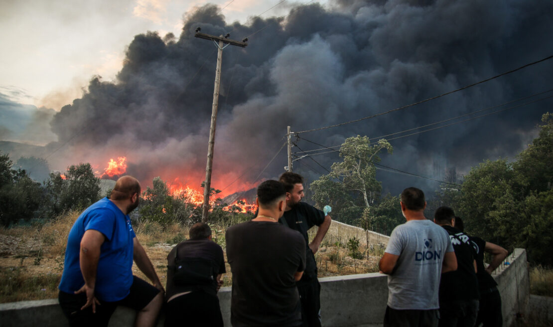 Ωραιόκαστρο: Συνεχίζεται η μάχη με τις φλόγες στο εργοστάσιο ανακύκλωσης – Τοξικό νέφος πάνω από τη Θεσσαλονίκη