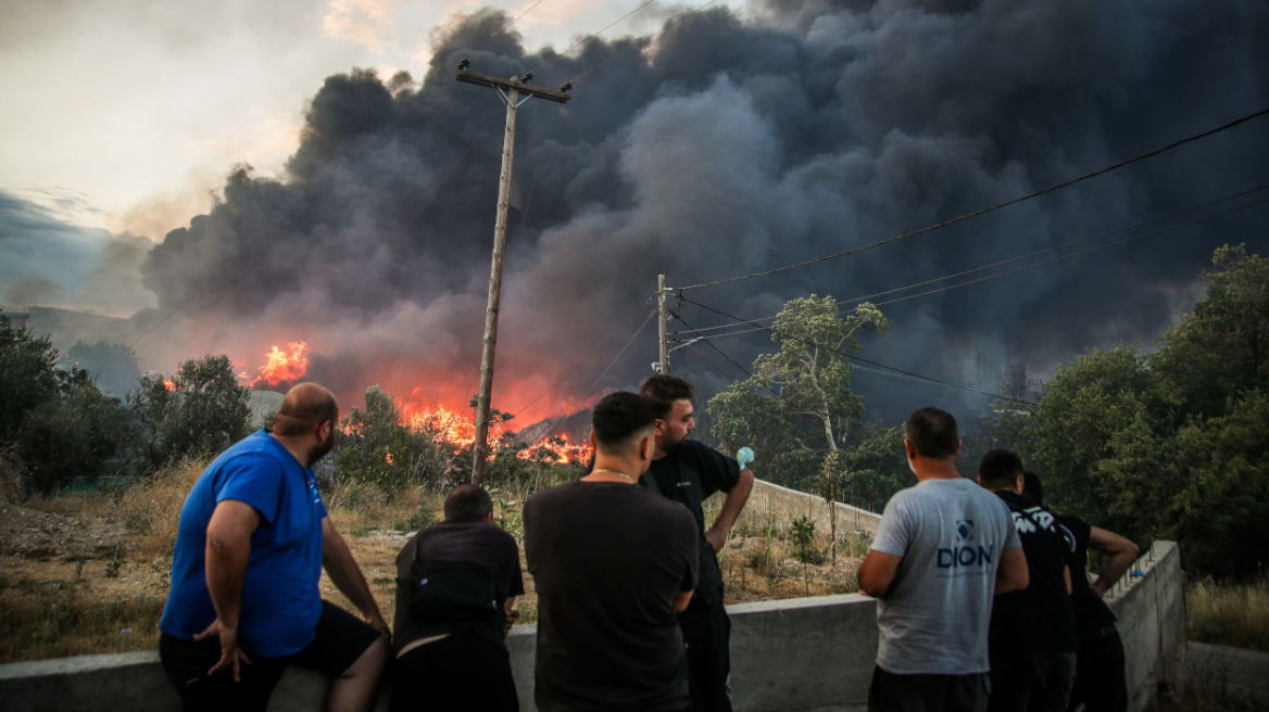 Ωραιόκαστρο: Συνεχίζεται η μάχη με τις φλόγες στο εργοστάσιο ανακύκλωσης – Τοξικό νέφος πάνω από τη Θεσσαλονίκη