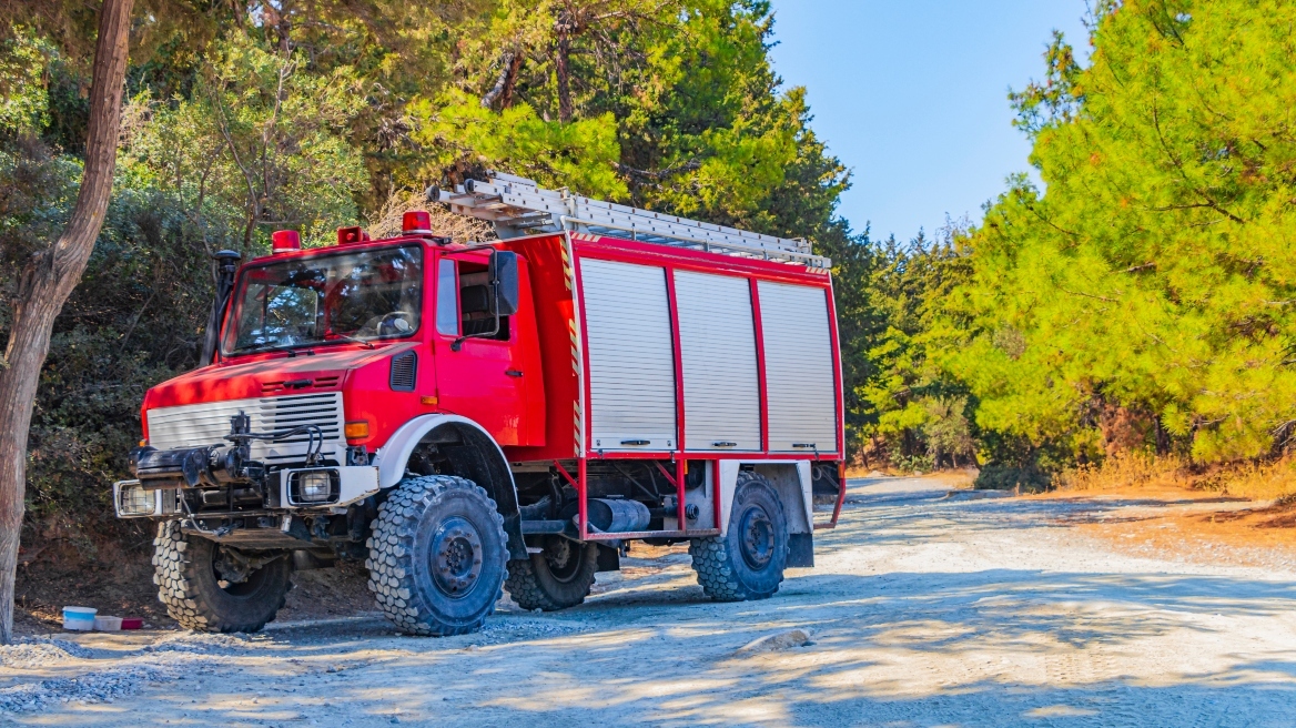 Φωτιά τώρα στο Μενίδι, καίει χαμηλή βλάστηση