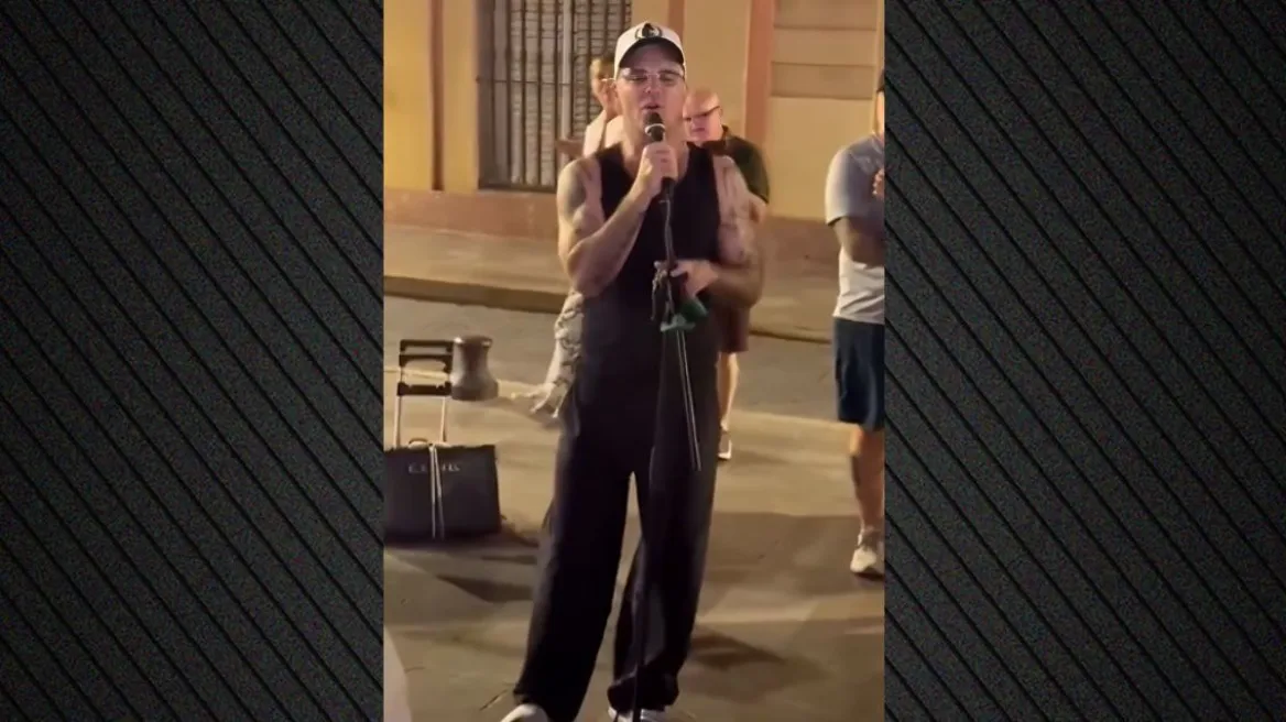 Ρόμπι Γουίλιαμς: Έκανε έκπληξη σε μουσικό του δρόμου στη Σεβίλλη τραγουδώντας μαζί του το «Angels» Ρόμπι Γουίλιαμς: Έκανε έκπληξη σε μουσικό του δρόμου στη Σεβίλλη τραγουδώντας μαζί του το «Angels»