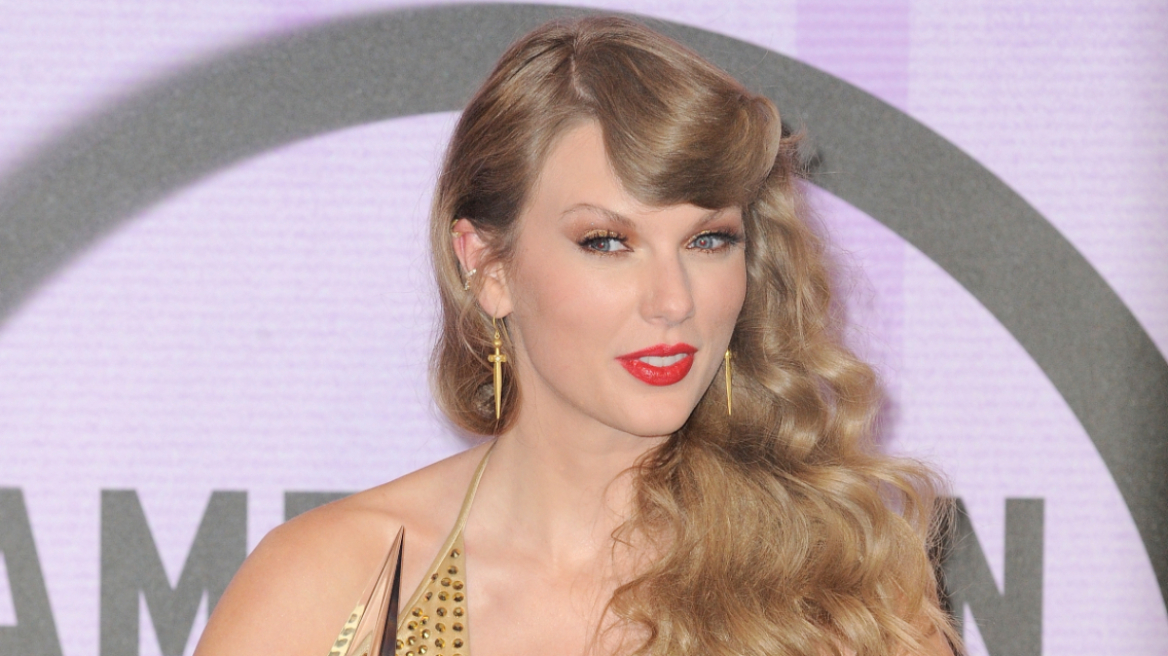 Γάμος με στιλιστικό «twist»: Η στενή φίλη της Taylor Swift εμφανίστηκε με το ίδιο φόρεμα με άλλη καλεσμένη