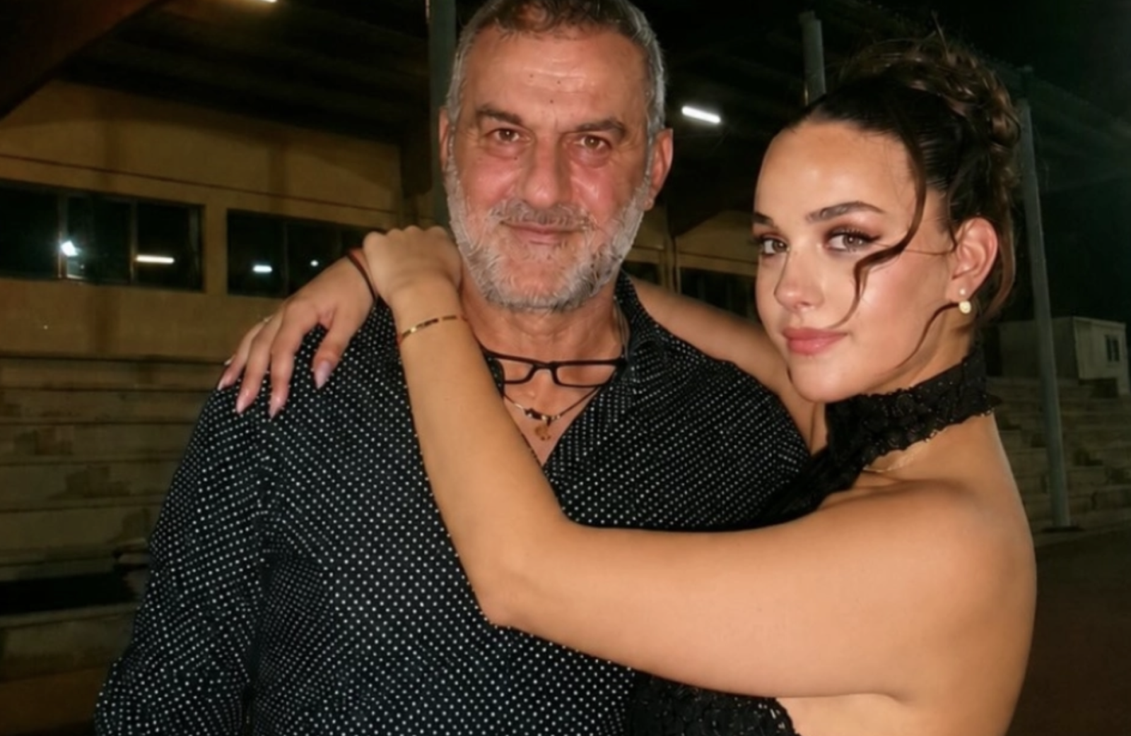 Συγκινητική στιγμή για τη Γωγώ Μαστροκώστα και τον Τραϊανό Δέλλα – Η κόρη τους αποφοίτησε από το σχολείο