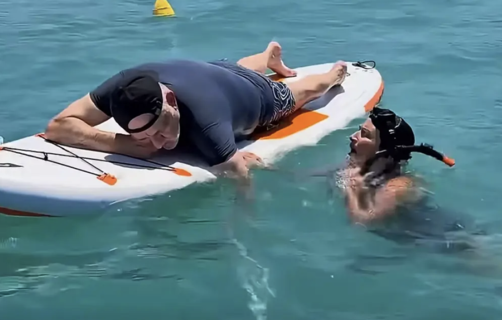 Άλκηστις Πρωτοψάλτη και Νίκος Πορτοκάλογλου: Η χιουμοριστική συνάντηση στη θάλασσα που έγινε viral Άλκηστις Πρωτοψάλτη και Νίκος Πορτοκάλογλου: Η χιουμοριστική συνάντηση στη θάλασσα που έγινε viral