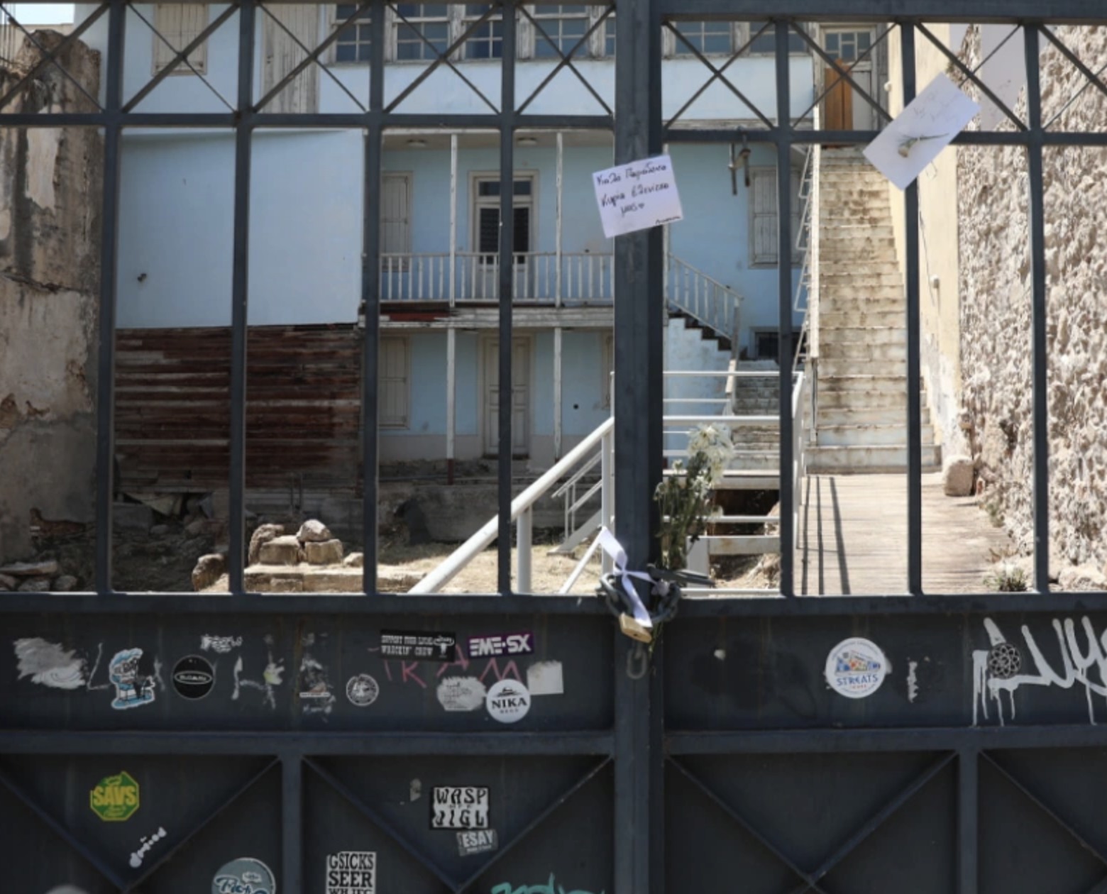 Μάρω Κοντού: Λουλούδια και συγκινητικά μηνύματα στο ιστορικό σπίτι της ταινίας «Η δε γυνή να φοβήται τον άνδρα» Μάρω Κοντού: Λουλούδια και συγκινητικά μηνύματα στο ιστορικό σπίτι της ταινίας «Η δε γυνή να φοβήται τον άνδρα»