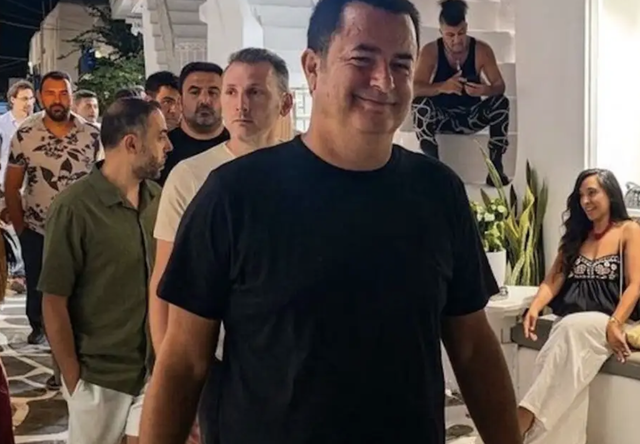 Ατζούν Ιλιτζαλί: Καλοκαιρινή απόδραση στη Μύκονο – Η βραδινή εμφάνισή του στα Ματογιάννια Ατζούν Ιλιτζαλί: Καλοκαιρινή απόδραση στη Μύκονο – Η βραδινή εμφάνισή του στα Ματογιάννια