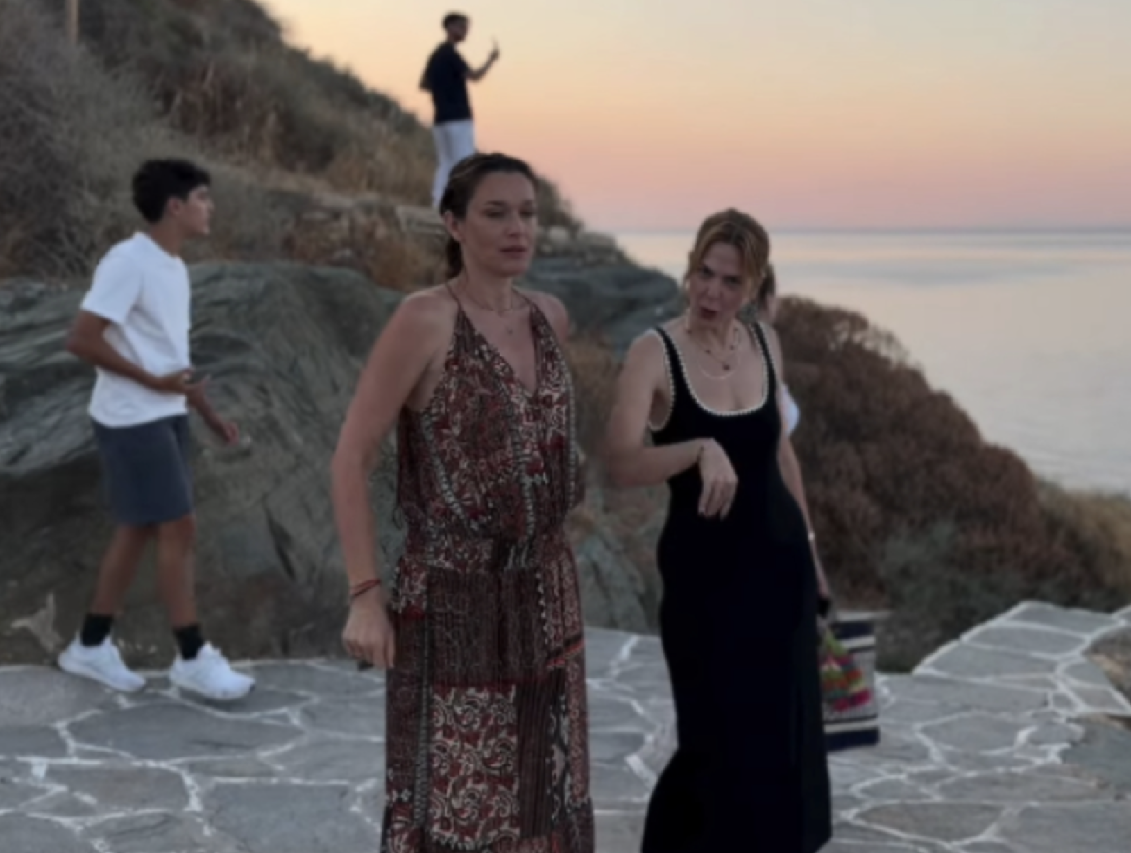 Το βίντεο του Σάκη Ρουβά με την Κάτια Ζυγούλη και τη Ρένα Μόρφη από τη Σίφνο: Υπέροχη στιγμή, με θέα που δύσκολα ξεχνιέται