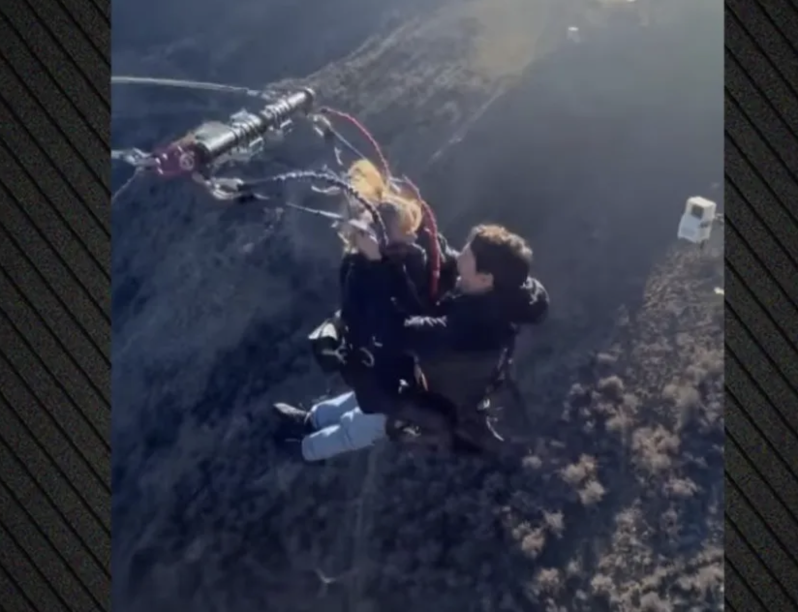 Σίντνεϊ Σουίνι: Τόλμησε bungee jumping στη Νέα Ζηλανδία μαζί με τον σύντροφό της