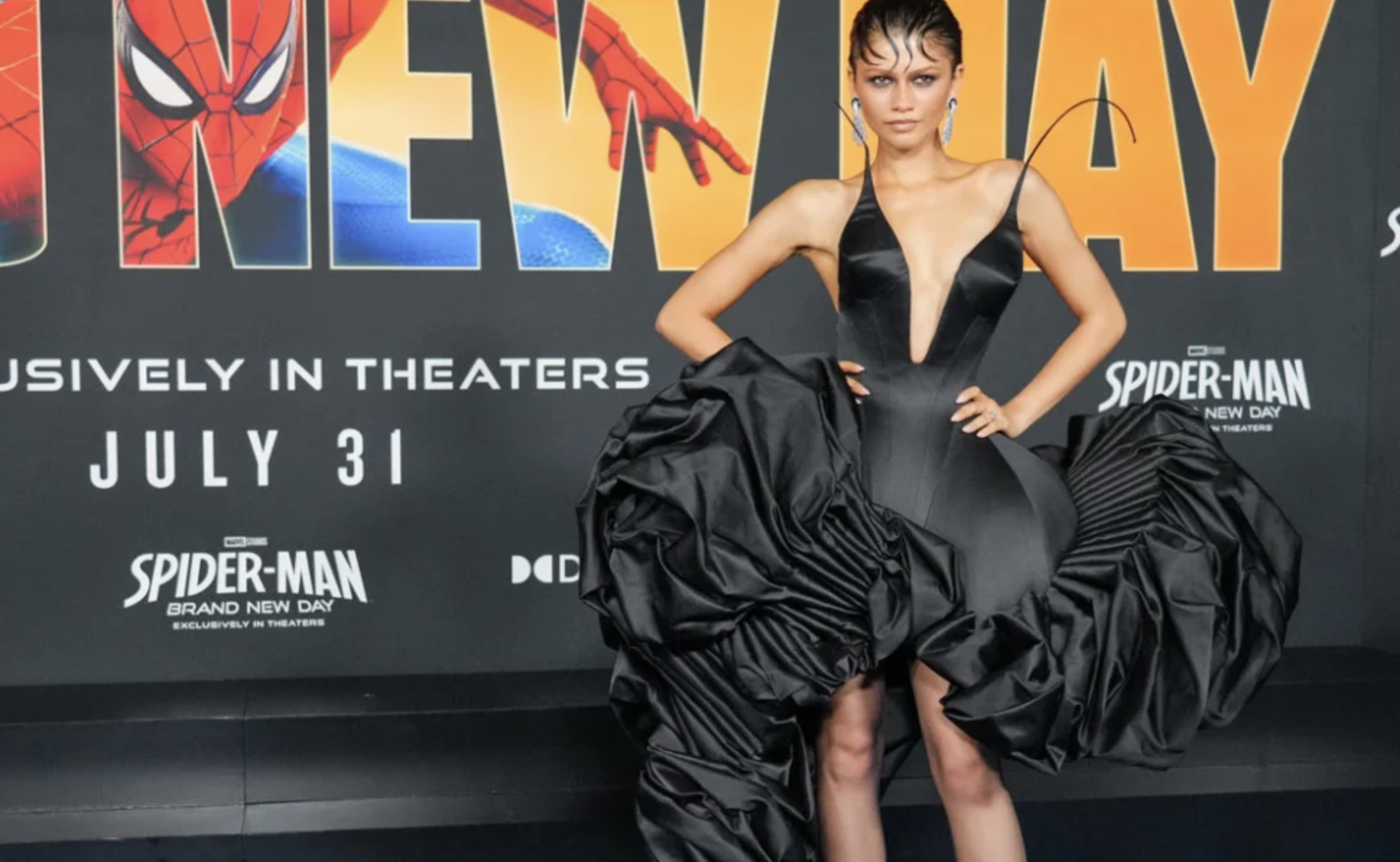 Ζεντάγια: Εντυπωσίασε στην πρεμιέρα του «Spider-Man: Brand New Day» με μαύρη τουαλέτα και βαθύ ντεκολτέ