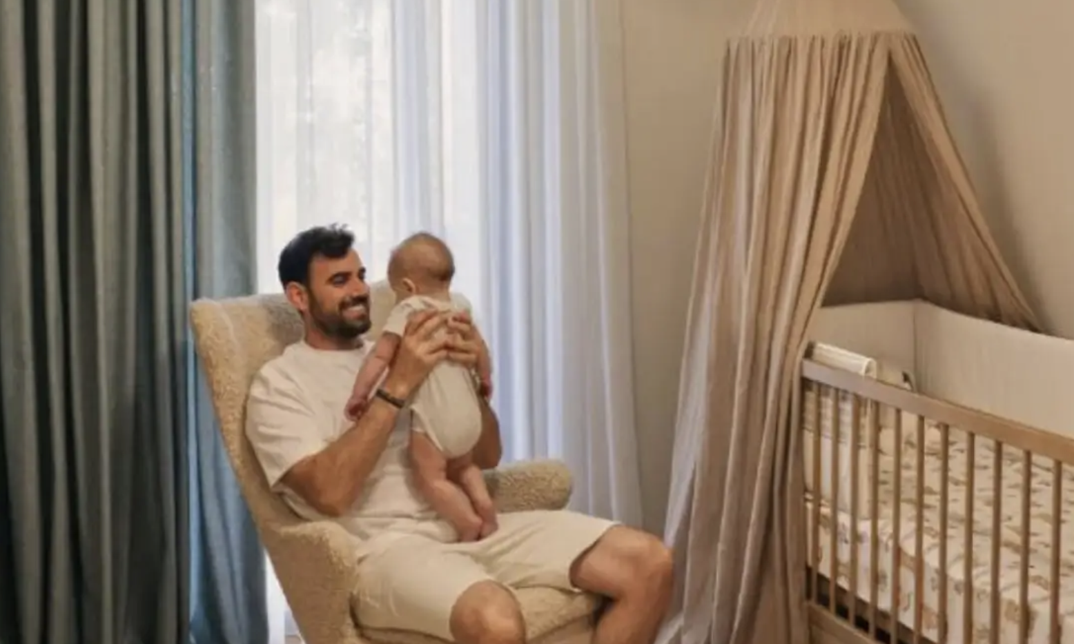 Νίκος Πολυδερόπουλος: Η τρυφερή στιγμή με τον 5,5 μηνών γιο του στο παιδικό δωμάτιο