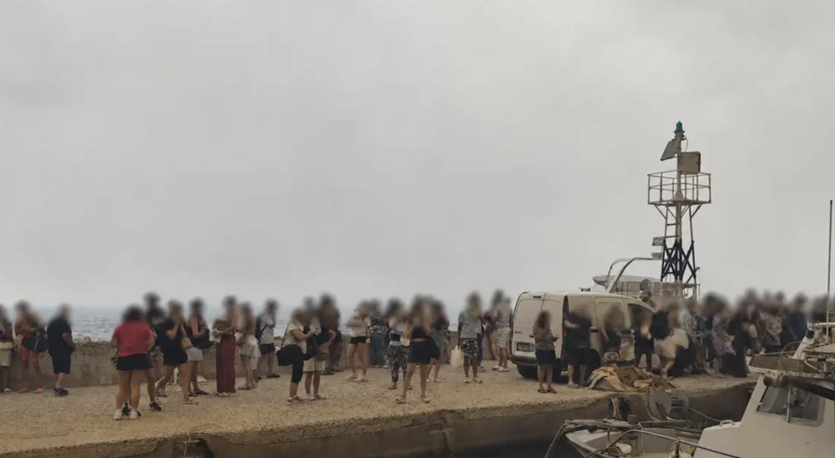 Φωτιά στη Βοιωτία: Δραματικές εικόνες στο Καλαμάκι – Μεγάλη επιχείρηση απομάκρυνσης κατοίκων από τη θάλασσα