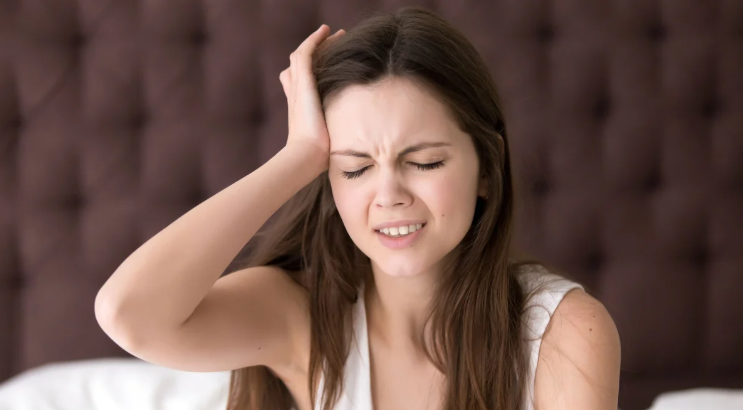 Ξυπνάτε με πονοκέφαλο; 7 πιθανοί λόγοι και τι μπορείτε να κάνετε για ανακούφιση