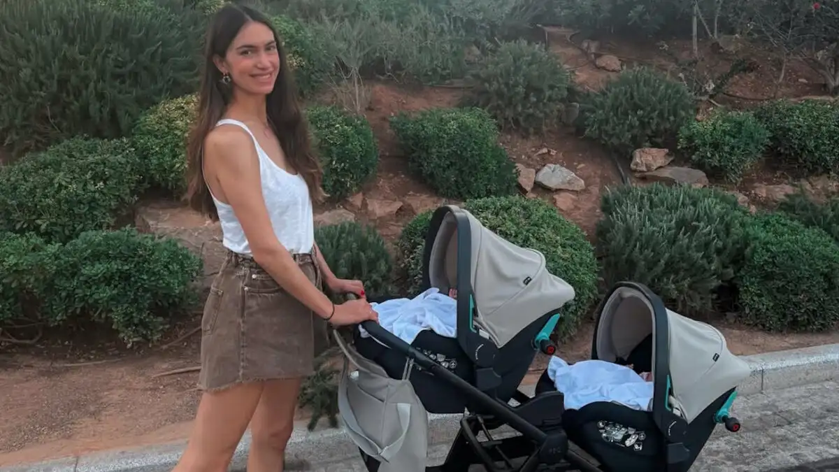 Άννα Πρέλεβιτς: Η τρυφερή στιγμή με τις δίδυμες κόρες της στο σπίτι