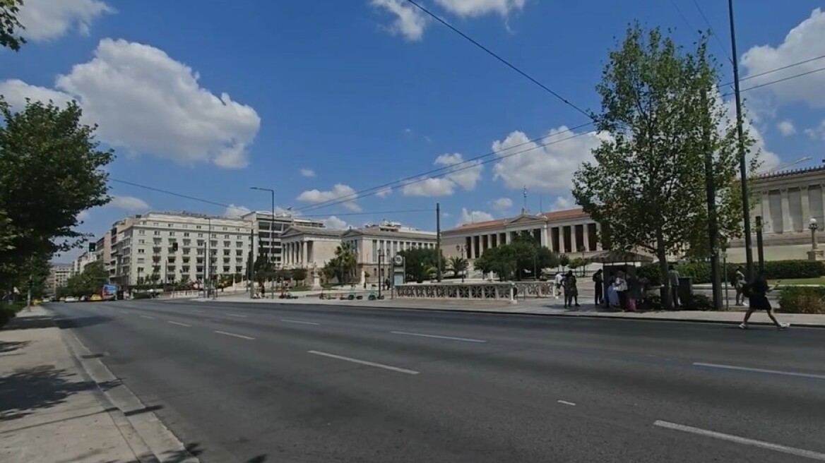 Αθήνα χωρίς κόσμο: Άδειοι δρόμοι στο κέντρο μέσα στον Αύγουστο – Εικόνες από την πόλη