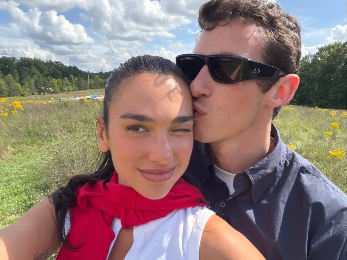 Dua Lipa – Callum Turner: «Ζήσαμε τη μέρα του γάμου μας σαν να ήμασταν κι εμείς καλεσμένοι»