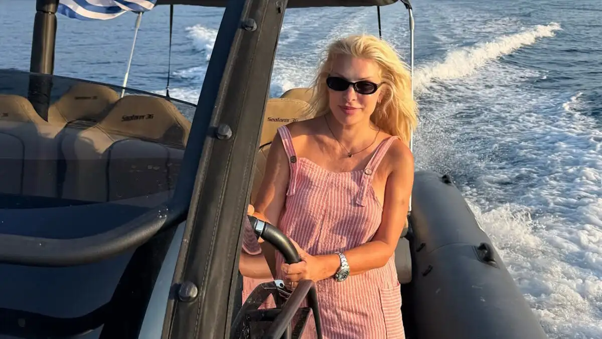 Ελένη Μενεγάκη: Σε καλοκαιρινή διάθεση πάνω σε φουσκωτό – Οι στιγμές σε απομονωμένη παραλία