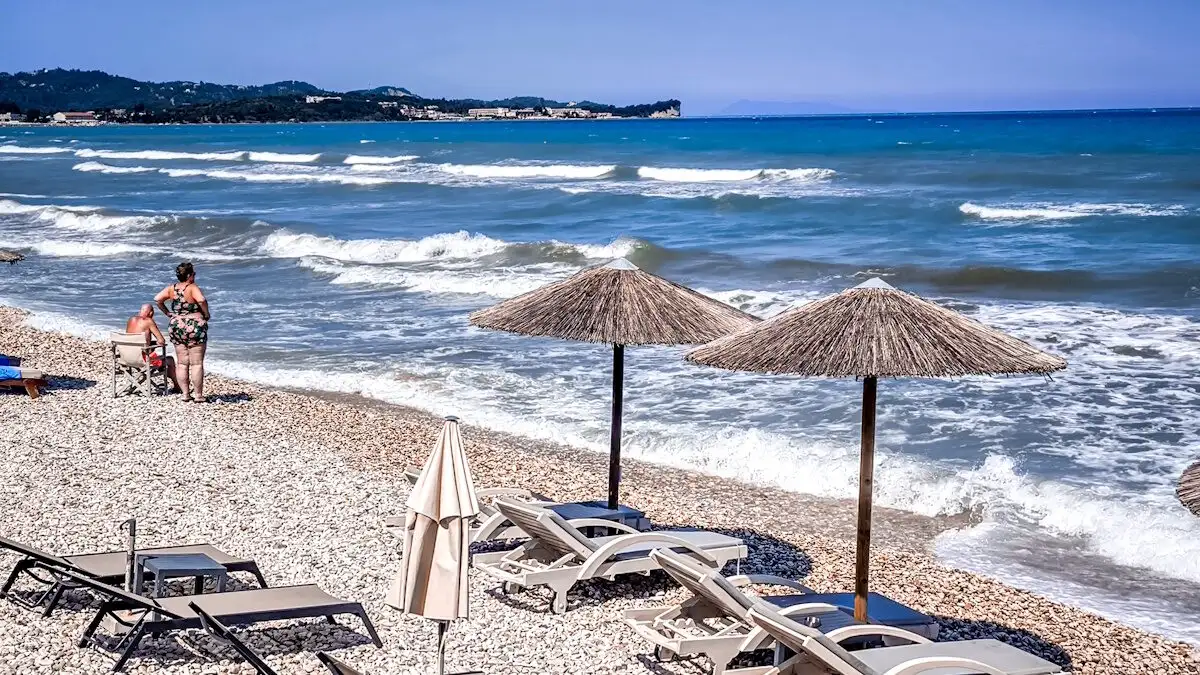 Καιρός σήμερα: Έως 38°C ο υδράργυρος – Ισχυροί άνεμοι στην Αττική και τοπικές βροχές σε ορεινές περιοχές