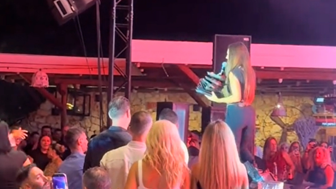 Ιουλία Καλλιμάνη: Έντονη αντίδραση σε θαμώνα που της πέταξε λουλούδια στην πίστα – «Εσένα σ’ αρέσει αυτό;»